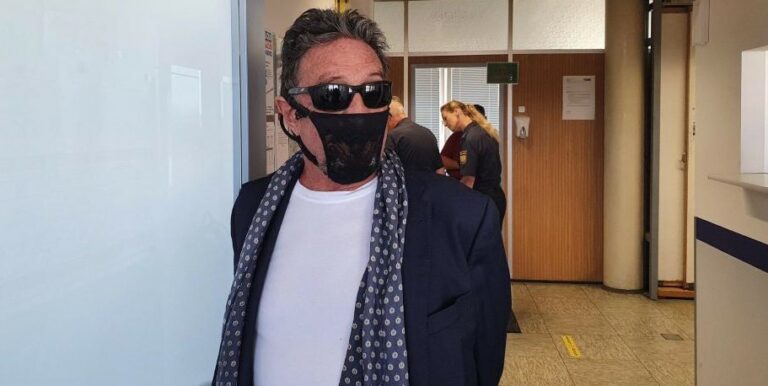 Arrestan a un conocido empresario por llevar un tanga en la boca utilizado como mascarilla