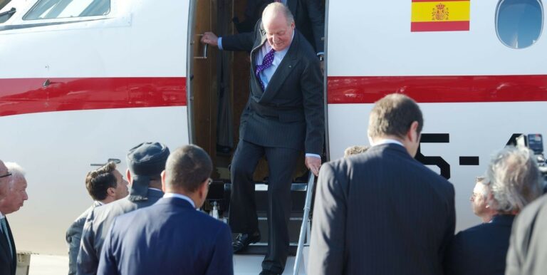 La huida de Juan Carlos I es ingeniería de las ‘Cloacas’ ante la apertura de diligencias judiciales