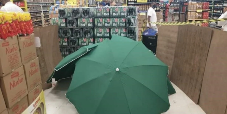 Fallece un hombre en un Carrefour, y tapan el cuerpo con sombrillas para no cerrar