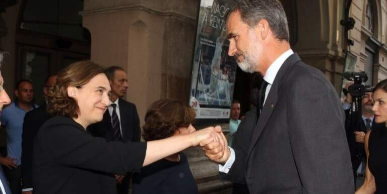 La alcaldesa de Barcelona Ada Colau se abstiene en el pleno de retirar la Medalla de Oro a Juan Carlos I