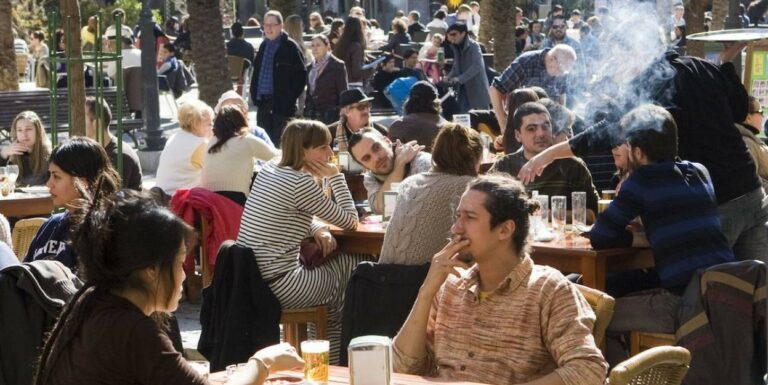Tras Galicia y Canarias, el Govern catalán estudia también prohibir fumar en la calle y en terrazas