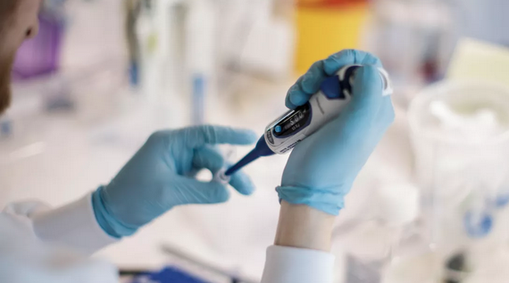 Por qué ahora aumentan las infecciones por COVID-19 pero las muertes se reducen
