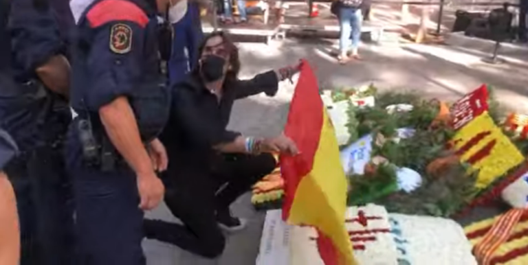 [Vídeo] Un colaborador ultra de OKDiario provoca con una bandera de España en la ofrenda floral a Casanova de la Diada