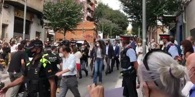 [Vídeo] Sonoro repudio en directo a Pablo Casado en el barrio de la Salud de Badalona
