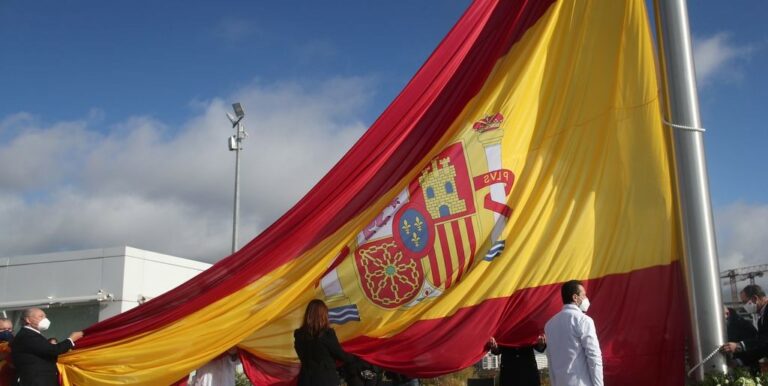 [Vídeo] Madrid combate el Covid con ‘facherio patrio’: Una bandera de 75 m2 y 25 de mástil