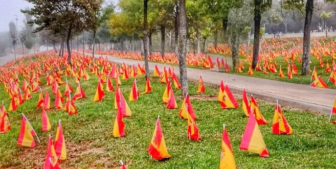 56.000 banderas rojigualdas junto al río Guadalquivir en Sevilla