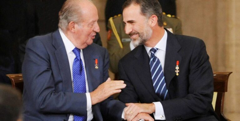 Vivas al rey de la derecha y la ultraderecha en el Parlamento de Andalucía