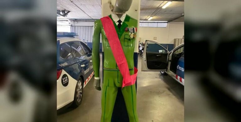 Un ‘rey Felipe VI’ aparece colgado en la comisaria de los Mossos