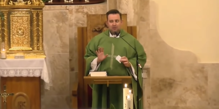 [Vídeo] El ‘rapapolvo’ de un cura español a sus feligreses por no aportar más dinero a su Iglesia