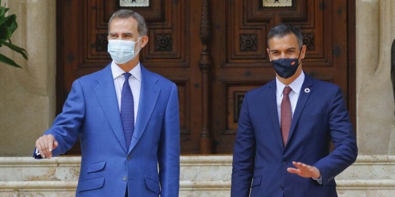 Pedro Sánchez y Felipe VI montan un paripé y viajarán a Barcelona tras la última polémica