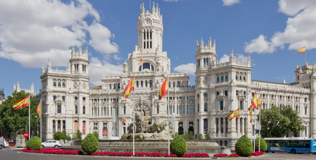 [Vídeo] Brutal ‘repaso’ de Correos a los «patriotas con banderas» de España en su campaña del 12-O