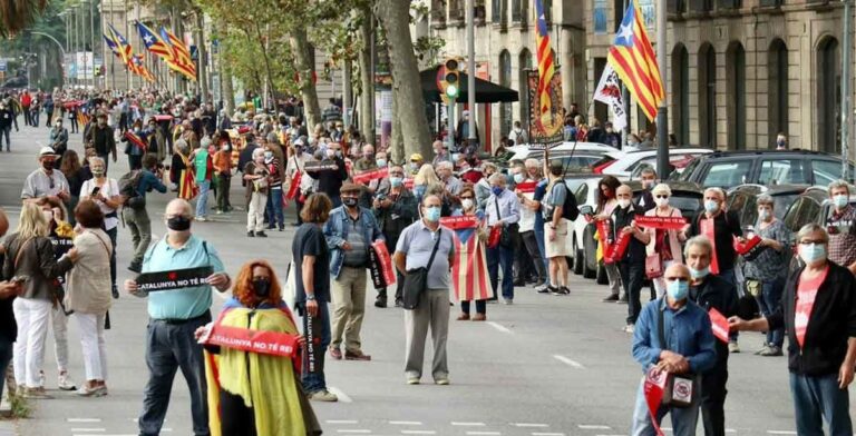 [Imágenes] Rotundo éxito de la cadena humana con multitud de manifestantes en Barcelona