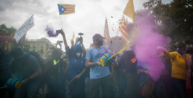 [Vídeo] Felipe VI y Pedro Sánchez salen escocidos de BCN entre las protestas de los manifestantes