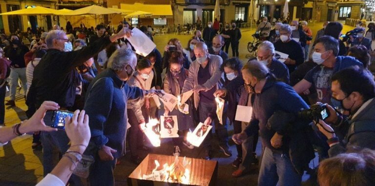 [Imágenes] Catalunya quema en la hoguera al Borbón