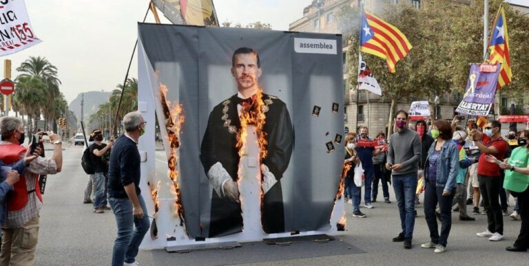 [Vídeo] Miembros del Secretariado Nacional del ANC queman una imagen gigante del Felipe VI con toga