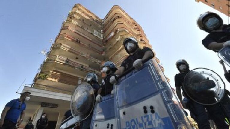 Altercados en las calles de Nápoles en protestas contra las restricciones ante el COVID-19