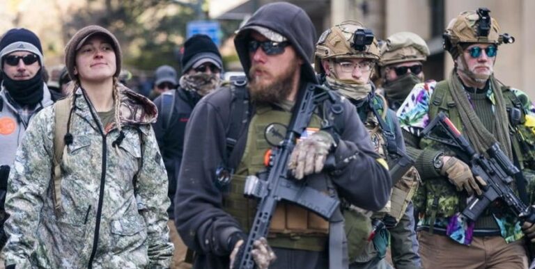 [Vídeo] Acoso y miedo a las armas con revueltas en la calles tras el resultado electoral de EEUU