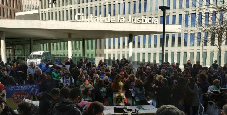 La Fiscalía pide dos años de cárcel a activistas de la PAH por intervenir en un banco de Barcelona