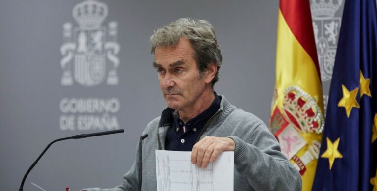 Los 52 colegios de médicos reclaman el cese de Fernando Simón por «incapacidad manifiesta»