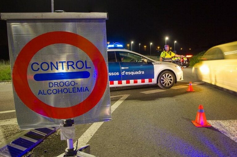 Sorprenden a tres policías nacionales circulando en coche por Barcelona en pleno toque de queda