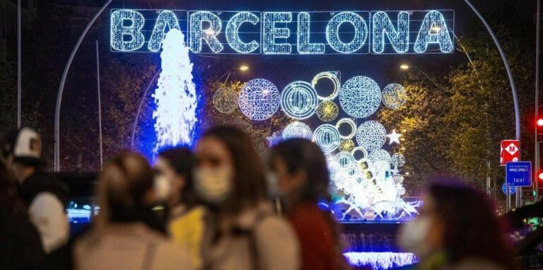 El Gobierno delega en las Comunidades prohibir los viajes o reducir las reuniones en Navidad