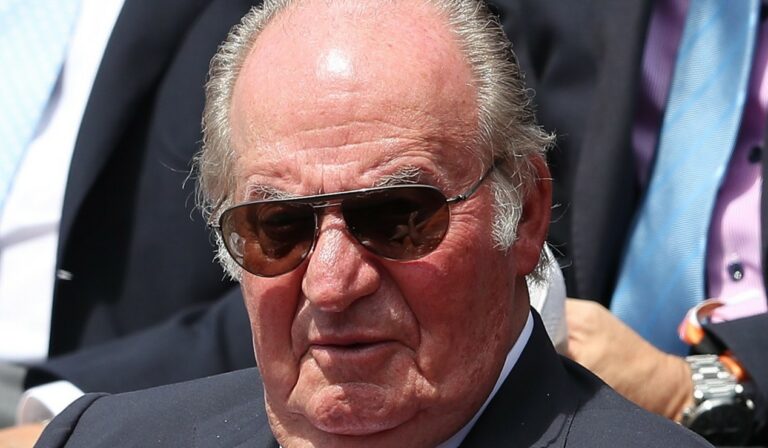 Escándalo: Juan Carlos pretende ‘silenciar’ a Hacienda con 678.000€ y regularizar las tarjetas