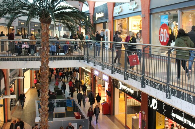 El Govern autoriza para el lunes la apertura de centros comerciales y relajará el confinamiento