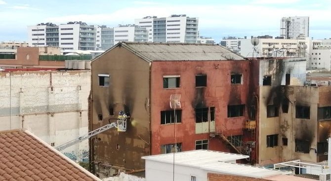 [Vídeo] Al menos tres muertos en el incendio de una nave en Badalona con más de cien personas