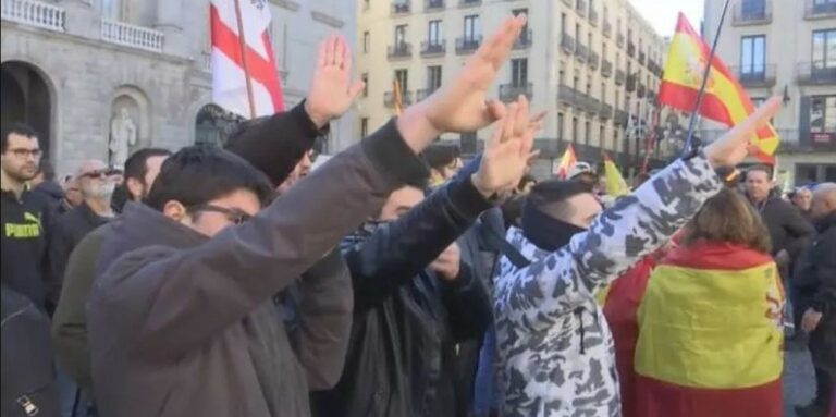 [Vídeo] El ultra Abascal celebra el 42 aniversario de la Constitución provocando en Barcelona