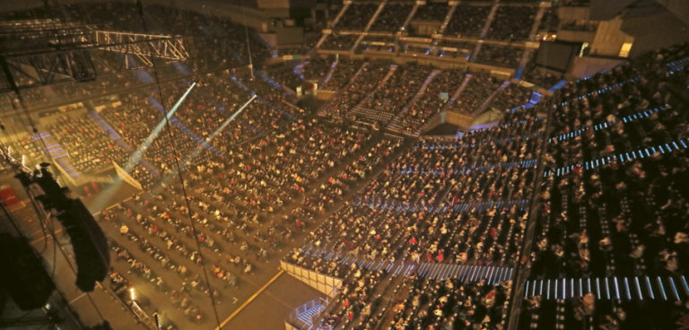 Escándalo por el concierto ofrecido este sábado por el cantante español Raphael en Madrid