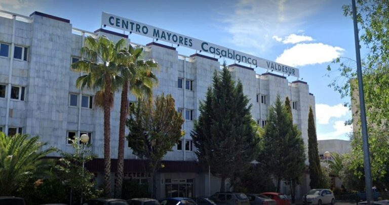 [Vídeo] Escándalo en Madrid: Se vacuna por la cara a sacerdotes y familiares de residentes