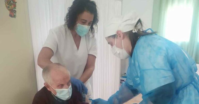 Bruselas pide a los gobiernos acelerar la vacunación para que el 70% de los europeos esté inmunizado en verano