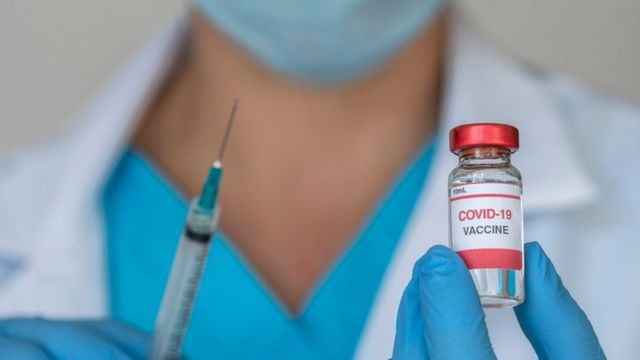 Rellena vacunas contra el COVID-19 con suero fisiológico