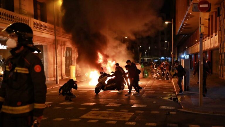 Indignación: 15 detenidos y 33 heridos en las protestas tras la detención de Pablo Hasél