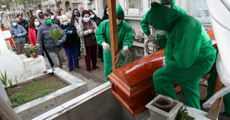 Descubren que un anciano está vivo 20 días después de haberlo enterrado por Covid