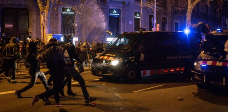 [Vídeo] Segundo día de enfrentamientos con la policía por las protestas en apoyo a Pablo Hasél