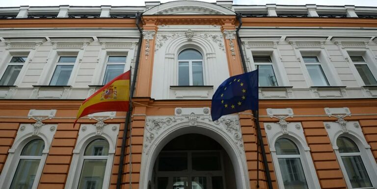 Los empleados de la embajada de España en Rusia se vacunan con Sputnik V