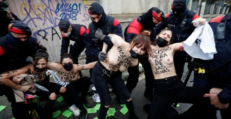 [Vídeo] Activistas de Femen irrumpen en topless en la votación de Ignacio Garriga (Vox)