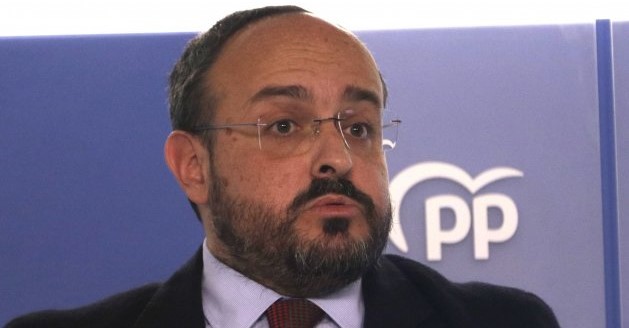 Alejandro Fernández intenta atraer los votos de las entidades andaluzas tratándolos de «extranjeros»