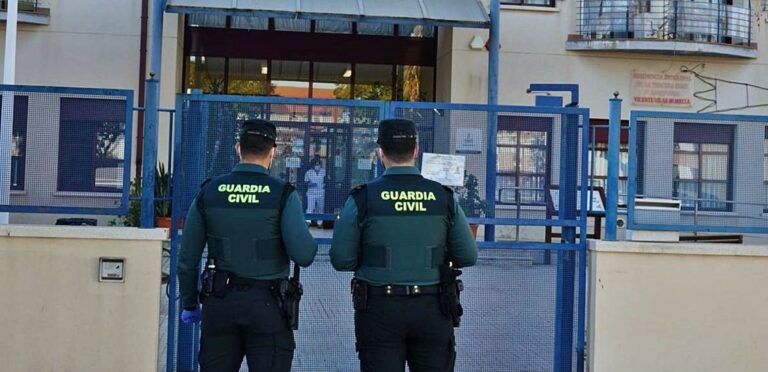 Guardias civiles encargados de salvaguardar las vacunas aprovecharon para inyectarse dosis 