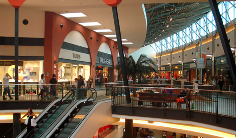Catalunya y las restricciones anti Covid: Reabren los centros comerciales pero no su restauración