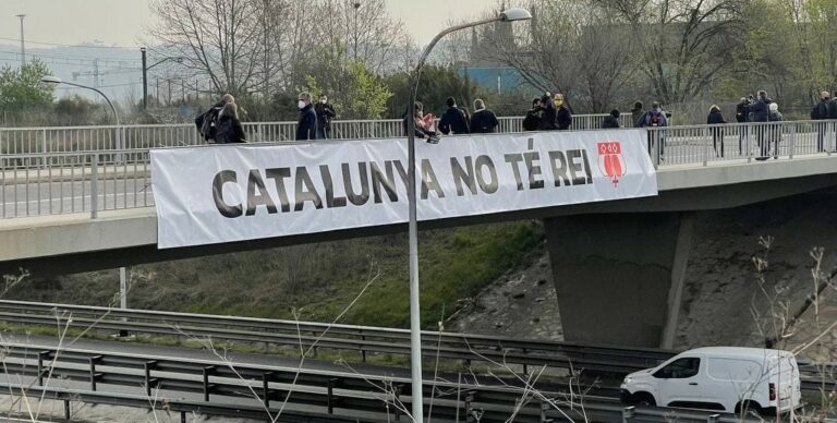 [Vídeo] Los Mossos retiran pancartas contra la visita de Felipe VI pero se coloca una en la SEAT