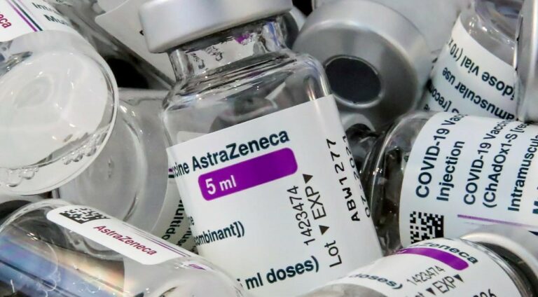 Un raro trastorno de coagulación explicaría la reacción de AstraZeneca pero España lo desoye