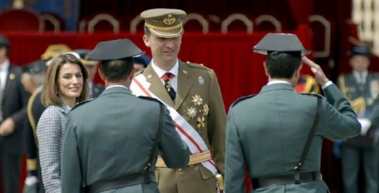 El Ejecutivo asciende a general al jefe de los innumerables y costosos escoltas del rey