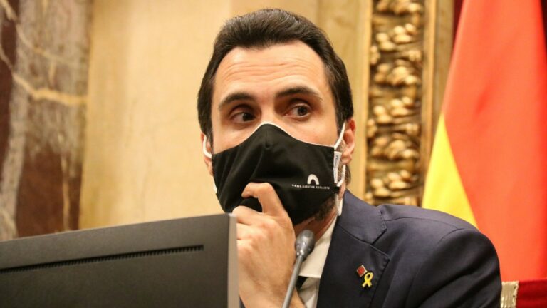 La Fiscalía se querella contra Torrent y otros tres miembros de la mesa por desobediencia