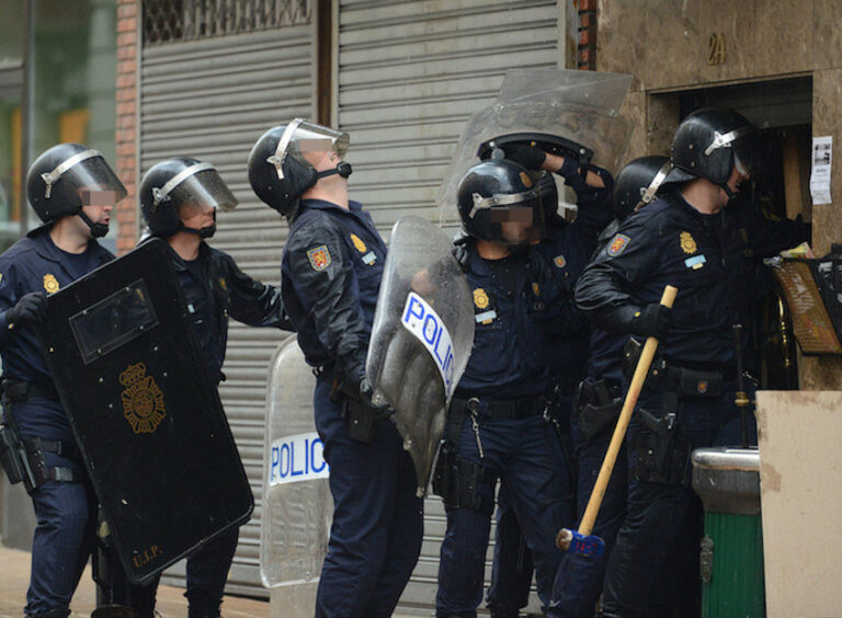 Rechazo de los jueces a «la patada en la puerta» sin orden judicial