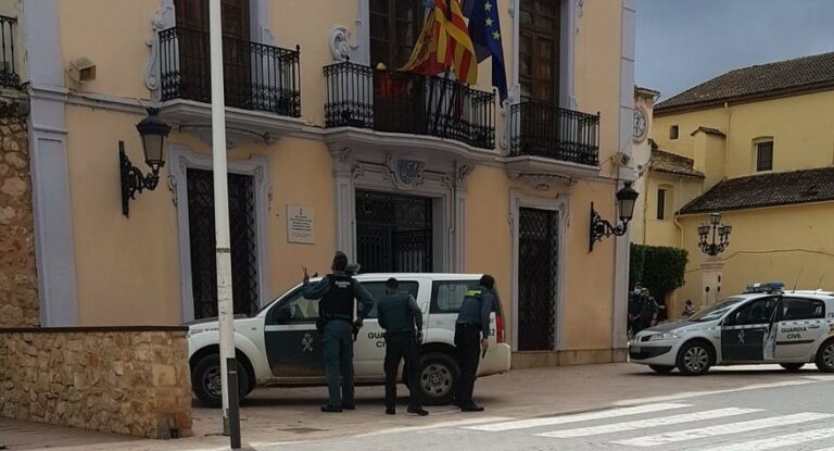 [Vídeo] Brutal ridículo de la Guardia Civil: cree que el rodaje en un ayuntamiento es un atraco