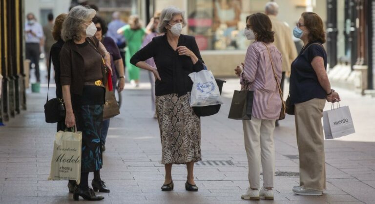 La OCU pide al Gobierno que la mascarilla no sea obligatoria al aire libre a partir del lunes