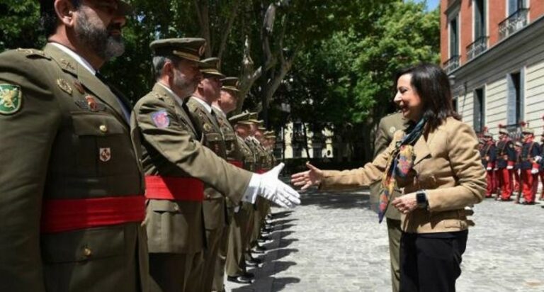 Más de una treintena de militares y políticos han utilizado las puertas giratorias últimamente