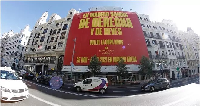 [Fotonoticia] Piqué la lía con una pancarta en la capital: “En Madrid somos de derecha y de revés”.